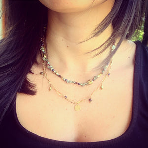 Collier double doré et pierres grises et marrons