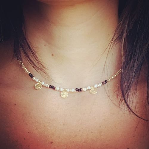 Collier ras de cou perles et breloques