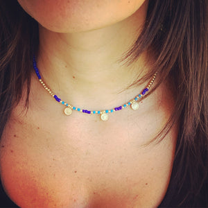 Collier ras de cou, bleu et doré à breloques