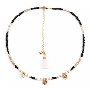 Collier ras de cou perles et breloques