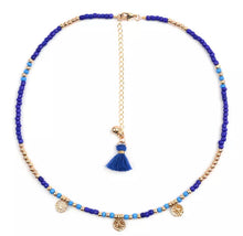 Charger l&#39;image dans la galerie, Collier ras de cou, bleu et doré à breloques