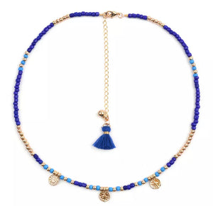 Collier ras de cou, bleu et doré à breloques