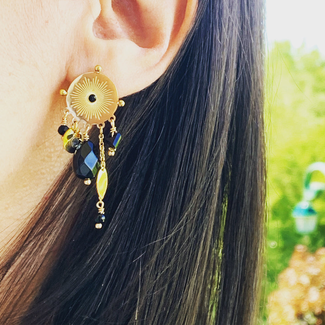 Boucles d'oreilles dorées et breloques noires